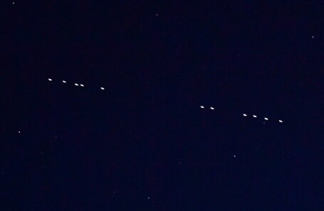 Спутники связи Starlink проходят по орбите Земли.