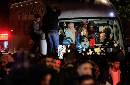 Автобус с освобожденными палестинскими заключенными после их освобождения из израильской тюрьмы.