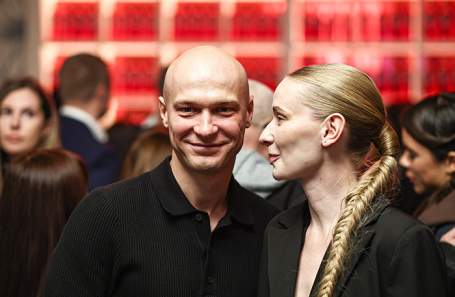 Юрий Борисов и его супруга актриса Анна Шевчук во время премьеры фильма «Анора», октябрь 2024 года.