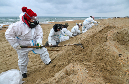 Уборка мазута в Краснодарском крае после разлива в Черном море.