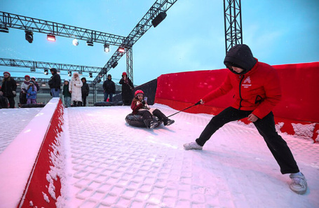 Организованные горки для тюбинга с бортами безопасности на зимнем спортивном фестивале в Лужниках.