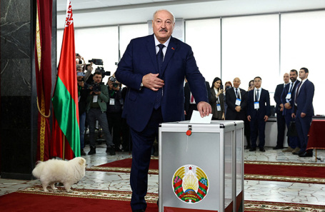 Президент Белоруссии Александр Лукашенко на избирательном участке.