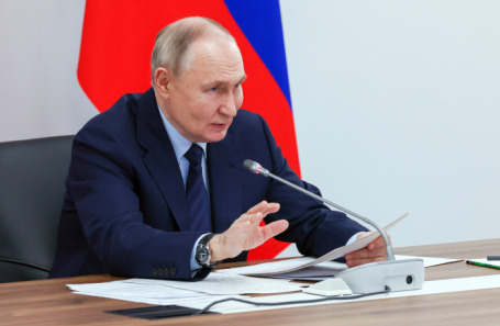 Президент России Владимир Путин во время совещания по развитию беспилотной авиации.