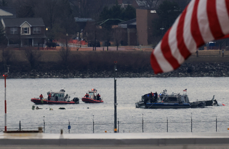 Поисково-спасательные группы работают возле Национального аэропорта имени Рональда Рейгана в Вашингтоне после столкновения самолета American Airlines, выполнявшего рейс 5342, и вертолета Black Hawk, упавших в реку Потомак в Арлингтоне, штат Вирджиния, США.