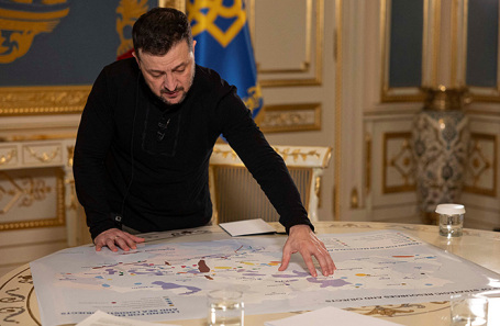 Владимир Зеленский демонстрирует журналистам карту стратегических ресурсов Украины. Февраль, 2025 года.