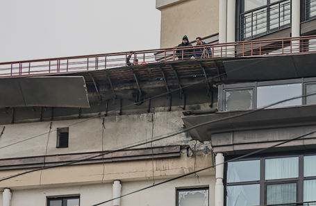 Жилой дом на Резервном проезде, где был поврежден козырек кровли.