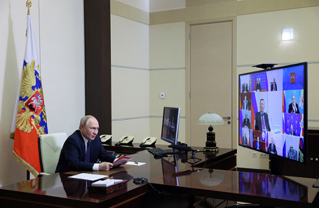 Президент РФ Владимир Путин во время совещания с постоянными членами Совета безопасности РФ в режиме видеоконференции в резиденции Ново-Огарево.