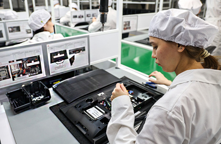 Сборка компьютерной техники на одном из предприятий РФ.