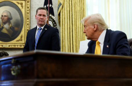 Советник по нацбезопасности Майкл Уолтц и президент США Дональд Трамп.