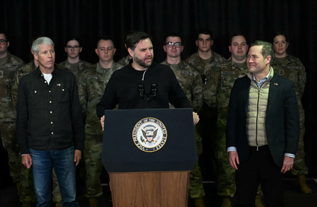 Вице-президент США Джей Ди Вэнс выступает на американской военной космической базе Питуффик в Гренландии.