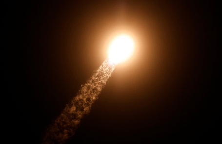 Запуск ракеты Falcon 9 на полярную орбиту с четырьмя астронавтами на борту в рамках миссии Fram 2. Космический центр Кеннеди на мысе Канаверал. Флорида, США.