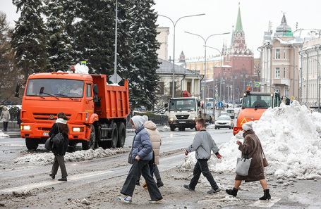 Уборка снега в центре столицы.