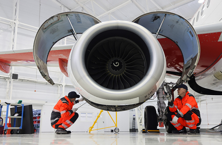 Во время проверки систем двигателей самолета Sukhoi SuperJet 100.