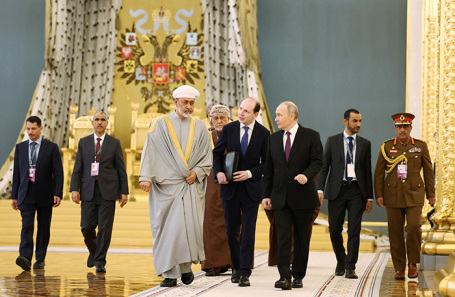 Султан Омана Хайсам бен Тарика аль-Саид (третий слева) и Владимир Путин во время встречи в Кремле.