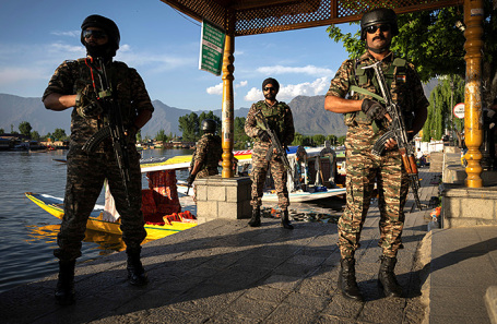 Индийские военные патрули в Шринигаре.