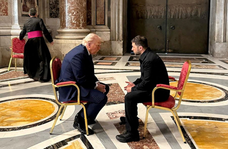 Владимир Зеленский во время встречи с президентом США Дональдом Трампом в Ватикане.