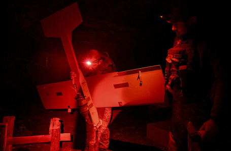 Военнослужащие ВСУ готовят ударный беспилотник к полету.