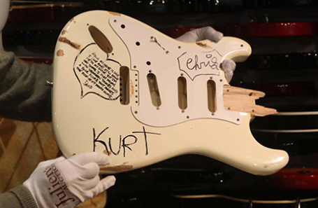 Одна из гитар Курта Кобейна. Этот Fender Stratocaster с автографом Курта был продан с молотка на аукционе Juliеn’s Auctions в 2023 году за 600 тысяч долларов.