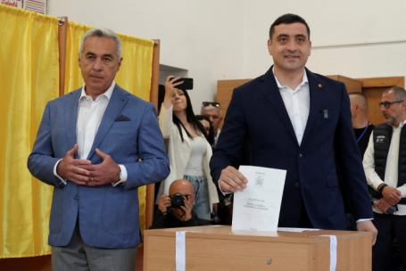 Кэлин Джорджеску и Джордже Симион во время первого тура президентских выборов, 4 мая 2025 года.
