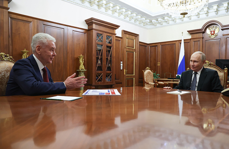 Президент РФ Владимир Путин и мэр Москвы Сергей Собянин (справа налево) во время встречи в Кремле.