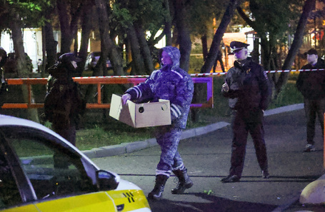 Оперативные службы на месте попадания БПЛА в жилой дом.