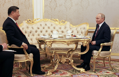 Президент РФ Владимир Путин и председатель КНР Си Цзиньпин (справа налево) во время встречи в Кремле.