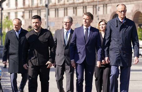 Дональд Туск, Владимир Зеленский, Кир Стармер, Эммануэль Макрон, Елена Зеленская и Фридрих Мерц (слева направо). 