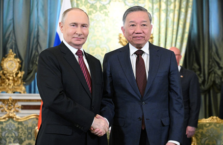 Владимир Путин и То Лам.