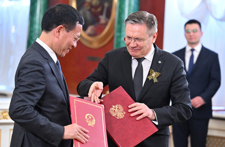 Церемония подписания документов по итогам встречи Владимира Путина и лидера Вьетнама То Лама. Справа — генеральный директор госкорпорации «Росатом» Алексей Лихачев.