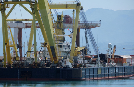 Плавучий кран Hebo Lift 10, который поднимет яхту Майка Линча, пришвартован в порту Термини-Имерезе у берегов Портичелло, недалеко от Палермо на Сицилии.