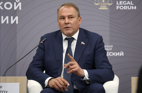 Петр Толстой.