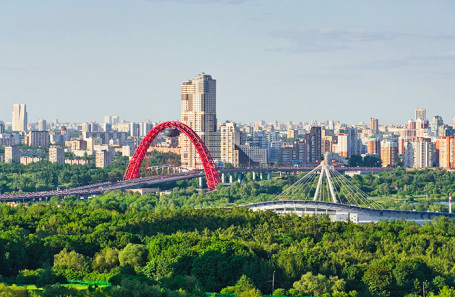 Северо-запад Москвы. Вид на город и Живописный мост с Крылатских холмов.