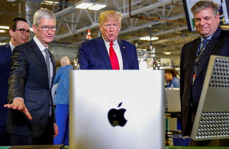 Глава Apple Тим Кук сопровождает Дональда Трампа на экскурсии по заводу Apple. Архивное фото.