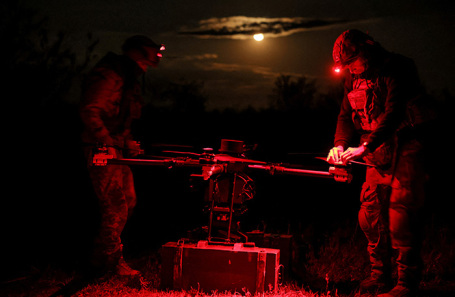 Подготовка к запуску дрона украинскими военнослужащими.