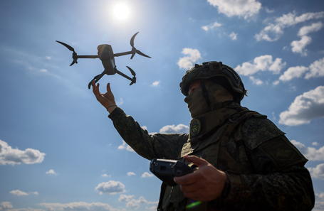 Военнослужащий с дроном Mavic.