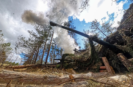 Работа российской гаубицы в зоне СВО.