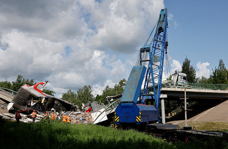 Последствия обрушения автомобильного моста в Брянской области.