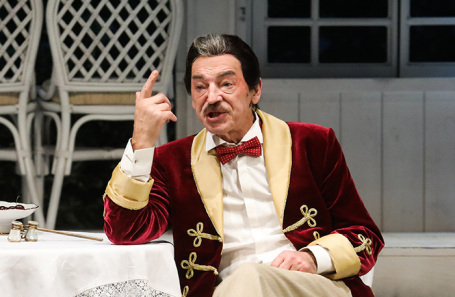 Михаил Боярский в роли Эраста Петровича в сцене из спектакля «В этом милом старом доме». Архив.