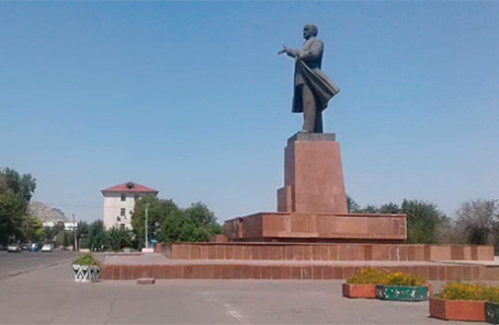 Центральная площадь в Оше и памятник В.И.Ленину.