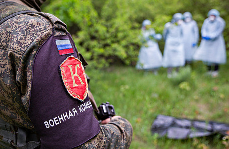 Сбор тел погибших военнослужащих ВСУ украинскими военнопленными в Луганской области.