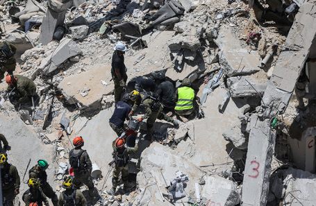 Спасательная операция в Бат-Яме, Израиль.