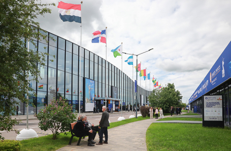 Часы Aurus, девайсы для здоровья и оборудование для майнеров: как проходит первый день ПМЭФ-2025?