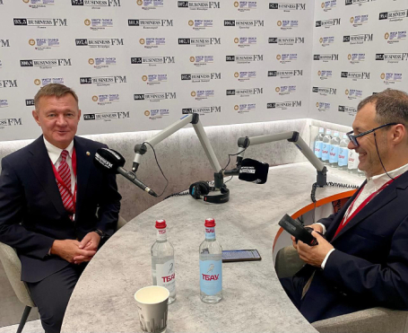 Глава Минтранса России Роман Старовойт и главный редактор Business FM Илья Копелевич (слева направо).