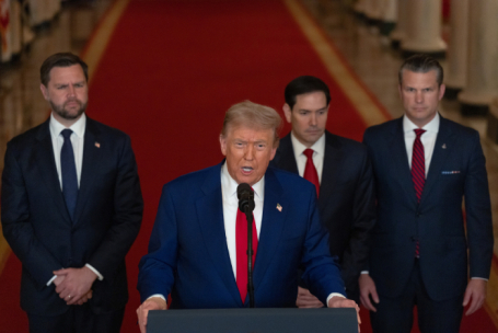 Президент США Дональд Трамп. На втором плане слева направо: вице-президент США Джей Ди Вэнс, госсекретарь США Марко Рубио и министр обороны США Пит Хегсет