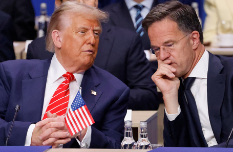 Президент США Дональд Трамп беседует и генеральный секретарь НАТО Марк Рютте.