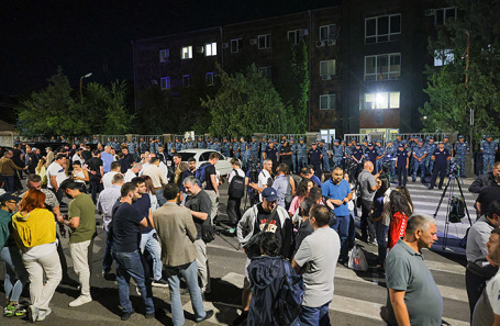 Обстановка в ночь на 28 июня у здания суда районов Аван и Нор-Норк в Ереване.