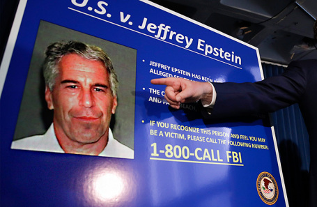 Джеффри Эпштейн (на плакате). Архивное фото.