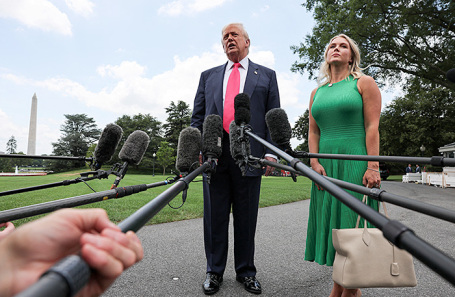 Дональд Трамп и пресс- секретарь Белого дома Кэролайн Ливитт.