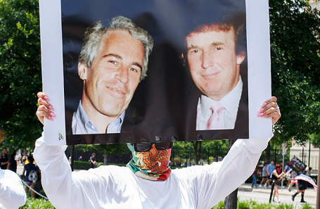 Финансист Джеффри Эпштейн и Дональд Трамп на плакате митингующих в Далласе.