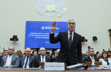 Бывший спецпрокурор США Роберт Мюллер, который расследовал приписываемое России вмешательство в американские выборы в 2016 году, дает присягу перед докладом в палате представителей США. Архив.